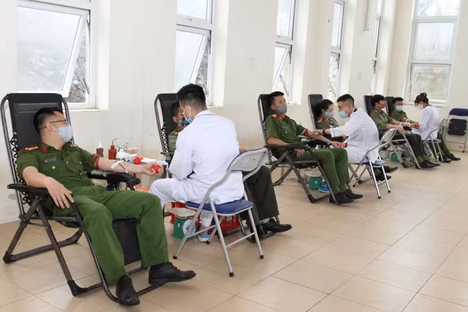 Cán bộ chiến sỹ Công an tỉnh Yên Bái tham gia hiến máu tình nguyện. Cán bộ chiến sỹ Công an tỉnh Yên Bái tham gia hiến máu tình nguyện.