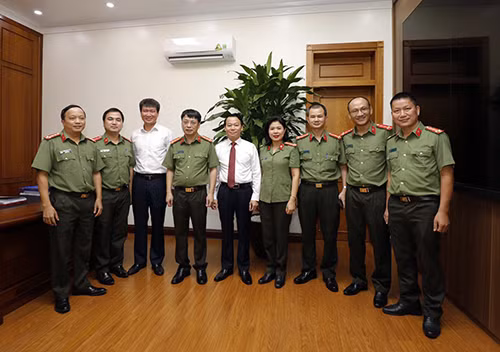 Đồng chí Đỗ Đức Duy, Bí thư Tỉnh ủy (thứ 5 từ trái qua); đồng chí Trần Huy Tuấn, Chủ tịch UBND tỉnh Yên Bái (thứ 3 từ trái qua) tại buổi làm việc với Báo CAND