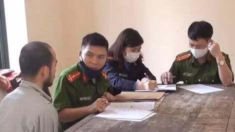 Điều tra viên Phòng Cảnh sát hình sự phối hợp với Kiểm sát viên Viện kiểm sát nhân dân tỉnh Phú Thọ đấu tranh với một đối tượng trong vụ án. Điều tra viên Phòng Cảnh sát hình sự phối hợp với Kiểm sát viên Viện kiểm sát nhân dân tỉnh Phú Thọ đấu tranh với một đối tượng trong vụ án.