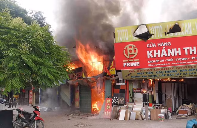 Ngọn lửa dữ dội bùng lên từ cửa hàng thịt chó.