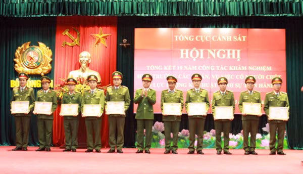 Trung tướng Trần Văn Vệ trao Bằng khen của Tổng cục Cảnh sát tặng các tập thể có thành tích xuất sắc