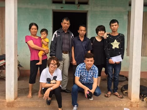Đại úy Châu trong một lần đến tận nhà bệnh nhân thăm hỏi và động viên.