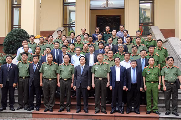 Bộ trưởng Tô Lâm và Bộ trưởng Phùng Xuân Nhạ chụp ảnh kỷ niệm cùng các đại biểu tham dự hội nghị.