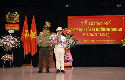 Thứ trưởng Nguyễn Văn Thành trao Quyết định điều động, bổ nhiệm Đại tá Bùi Đức Hải giữ chức vụ Giám đốc Công an tỉnh Thái Nguyên.