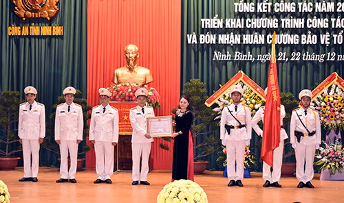 Đồng chí Nguyễn Thị Thu Hà, Uỷ viên Trung ương Đảng, Bí thư Tỉnh uỷ thừa uỷ quyền của Chủ tịch nước trao Huân chương Bảo vệ Tổ quốc hạng Ba cho Phòng Cảnh sát cơ động Công an tỉnh
