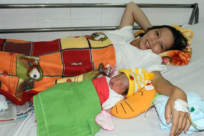 Hai mẹ con ở bệnh viên Kiên Giang chụp ngày 31-7-2016. Hai mẹ con ở bệnh viên Kiên Giang chụp ngày 31-7-2016.