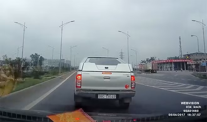 Chiếc bán tải đi lùi trên cao tốc Hà Nọi - Bắc Giang.