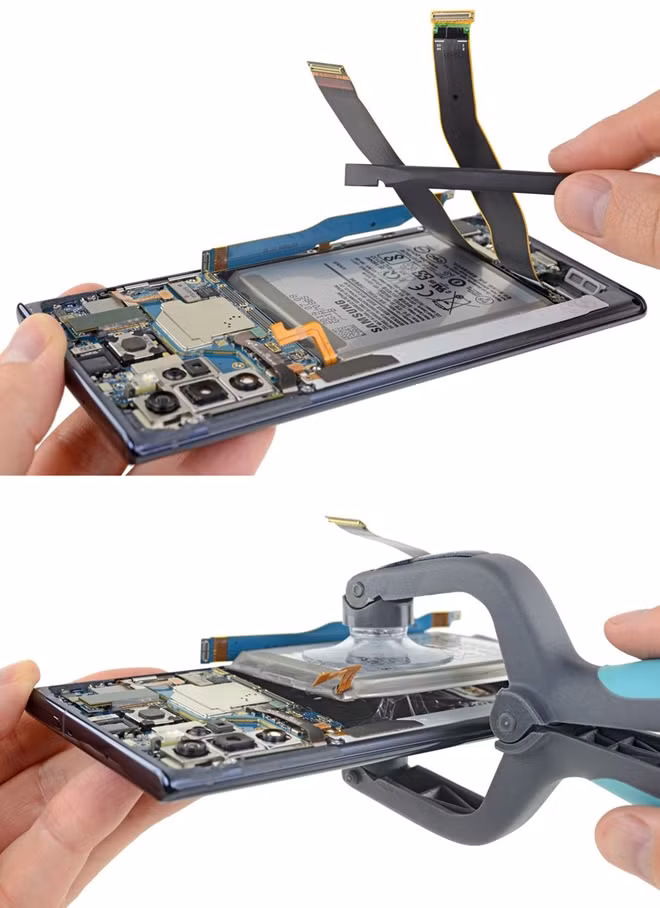 Sau khi mở nắp máy, chúng ta có thể thấy viên pin của Note 10+ 5G tương đối lớn. Để tháo được pin trên Note10+, cần phải ngắt kết nối của các dây cáp phía trên. Phía dưới viên pin còn có thêm 1 lớp keo mỏng để giữ pin cho chắc.