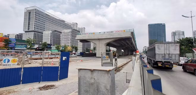 Hình ảnh ghi nhận tại khu vực dự án chạy qua nút giao Hoàng Quốc Việt đang tiếp tục được lắp ráp dầm cầu.
