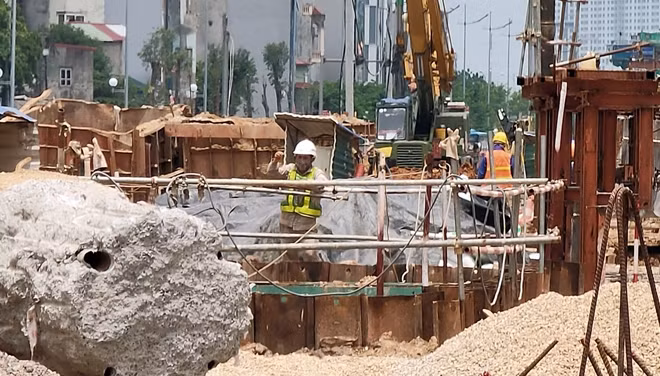 Hà Nội của những ngày đỏng đảnh, lúc nắng khi mưa nhưng các công nhân vẫn miệt mài làm việc.