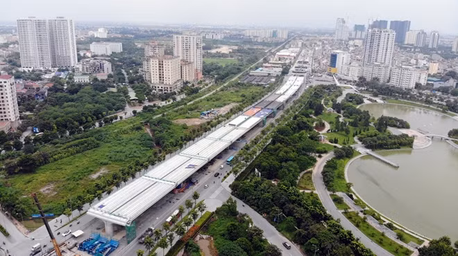 Trước đó, ngày 12-8, khi thị sát dự án này, ông Nguyễn Văn Thể - Bộ trưởng Giao thông Vận tải chỉ đạo, Ban Quản lý dự án Thăng Long phải chỉ đạo các nhà thầu tăng cường vận chuyển dầm, gia cố thép thi công bản mặt cầu. Đồng thời, các đơn vị liên quan phải có giải pháp thu hẹp rào chắn, hoàn trả mặt đường để người dân đi lại thuận lợi và phối hợp với TP Hà Nội xử lý một số vị trí còn vướng mắc để đẩy nhanh tiến độ thi công cọc khoan nhồi.