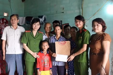 Chị Nga (ngoài cùng bên phải) cùng Công an huyện trao quà cho một gia đình nghèo. Chị Nga (ngoài cùng bên phải) cùng Công an huyện trao quà cho một gia đình nghèo.