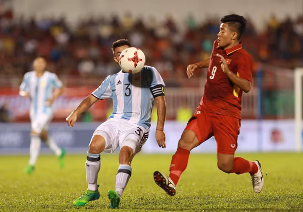 U20 Việt Nam đang nỗ lực tìm kiếm bàn thắng danh dự. Ảnh: Đức Đồng