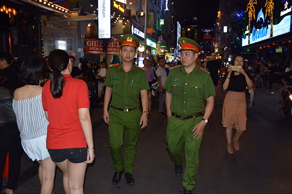 Công an phường Phạm Ngũ Lão luôn nỗ lực để đảm bảo an ninh, an toàn cho “phố Tây”.