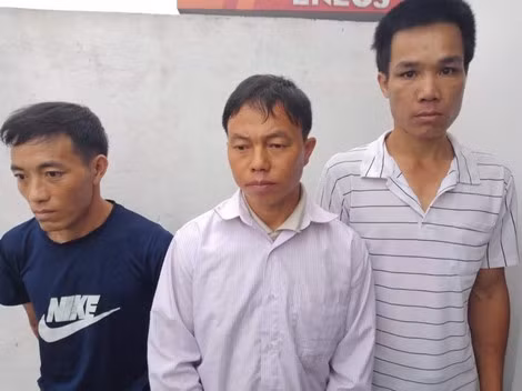 Các đối tượng lần lượt từ trái sang phải gồm Lý A Rồng, Hạng A Phông và Đinh Công Quỳnh. Các đối tượng lần lượt từ trái sang phải gồm Lý A Rồng, Hạng A Phông và Đinh Công Quỳnh.