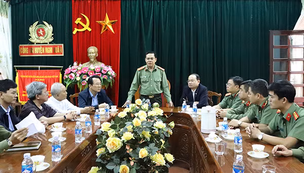 Đoàn công tác Công an tỉnh Hà Tĩnh tại huyện Nghi Xuân. Đoàn công tác Công an tỉnh Hà Tĩnh tại huyện Nghi Xuân.