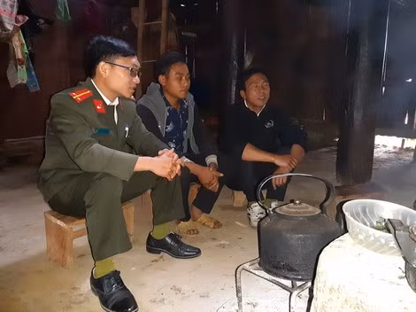 Cán bộ Công an xuống bản tuyên truyền pháp luật về đất đai cho người dân.