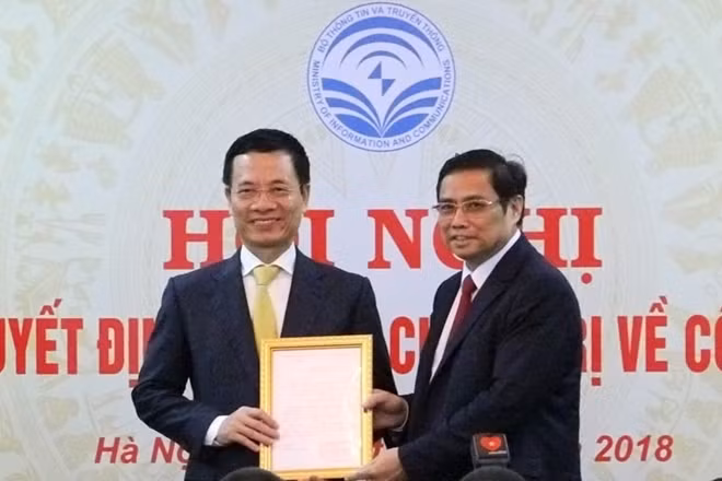 Đồng chí Phạm Minh Chính, Trưởng Ban Tổ chức Trung ương trao quyết định phân công công tác của Bộ Chính trị cho Thiếu tướng Nguyễn Mạnh Hùng