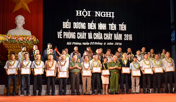 Trao danh hiệu cho các đơn vị Trao danh hiệu cho các đơn vị
