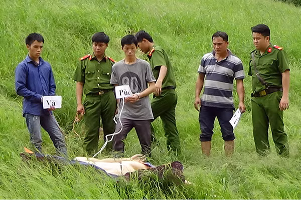 Công an Lai Châu khám nghiệm điều tra vụ giết người do nghi "ma chài". Công an Lai Châu khám nghiệm điều tra vụ giết người do nghi "ma chài".