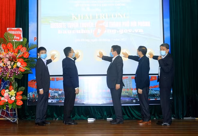 Các đại biểu khai trương trang thông tin điện tử tuyên truyền bầu cử TP Hải Phòng.
