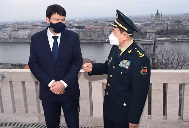 Tổng thống Janos Ader (trái) và Bộ trưởng Ngụy Phượng Hòa. Ảnh: EPA