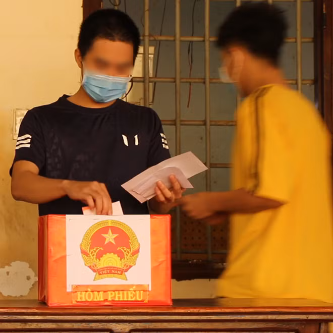 Người bị tạm giam, tạm giữ bỏ phiếu bầu cử.