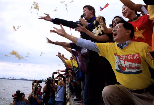 Dân Philippines mừng phán quyết hôm 12-7. Ảnh: Reuters Dân Philippines mừng phán quyết hôm 12-7. Ảnh: Reuters