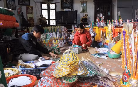 Với người dân làng nghề làm vàng mã thì Rằm tháng 7 là tháng làm ăn hiệu quả nhất.