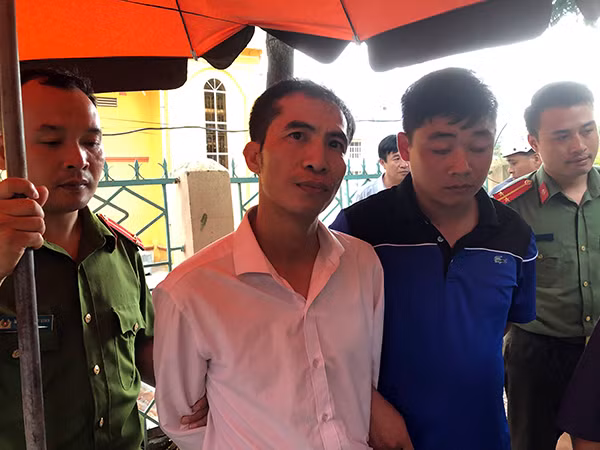 Đối tượng Trần Anh Dưỡng (áo trắng ở giữa)