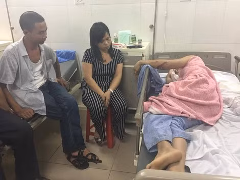 Mỗi lần tỉnh dậy Minh đều nói mình đang gặp ác mộng. Mỗi lần tỉnh dậy Minh đều nói mình đang gặp ác mộng.