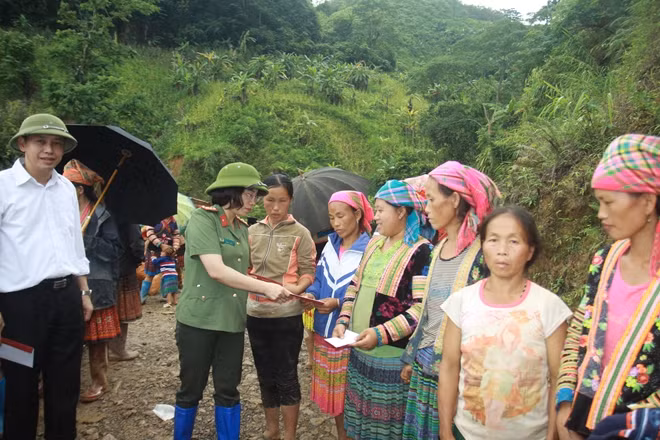 Đại diện Báo CAND và Ngân hàng Agribank trao quà cho người dân vùng lũ tại bản Sáng Tùng, xã Tả Ngảo, huyện Sìn Hồ, Lai Châu.