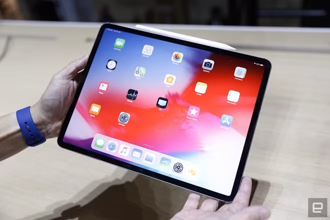 iPad Pro 2018, hiện đại, sang trọng trong thiết kế mới của Apple với màn hình tràn viền, cũng như là mẫu iPad đầu tiên không có nút Home vật lý, cho phép Apple mở rộng màn hình theo chiều dọc để có trải nghiệm sống động hơn. Các đường bo viền đã giảm kích thước trên cả bốn cạnh.