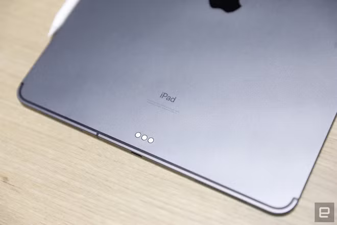 3 chân nam châm từ trường được sử dụng để gắn với case bàn phím rời của iPad Pro 2018.