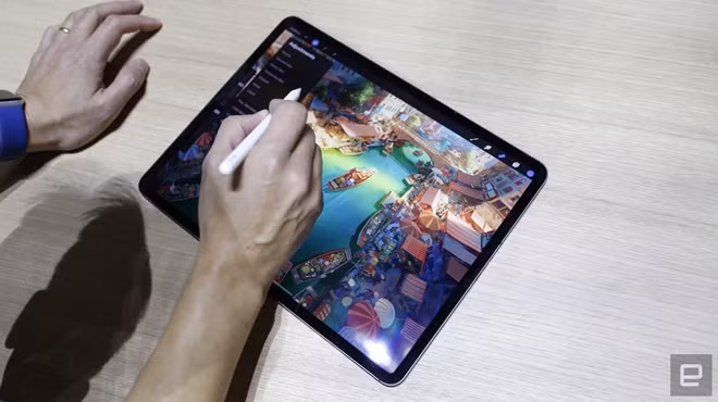 Apple cho biết, viên pin mới của iPad Pro 2018 cho phép thiết bị có thể hoạt động liên tục khoảng 10 giờ và được bán kèm củ sạc 18 watt trong hộp.