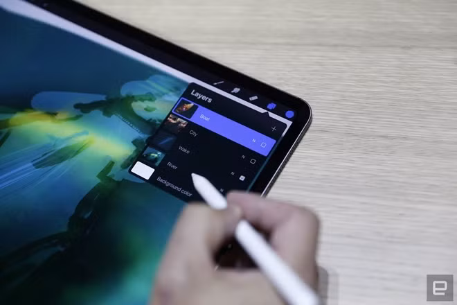 Apple Pencil thế hệ mới nay đã có thể tự động ghép cặp và sạc không dây cùng lúc, gắn liền với iPad Pro theo thiết kế nam châm từ trường, không cần đặt vào khe như truyền thống. Ngoài ra, người dùng có thể chạm vào Apple Pencil theo một vài cách khác nhau để tương tác với iPad, như một chiếc điều khiển từ xa.