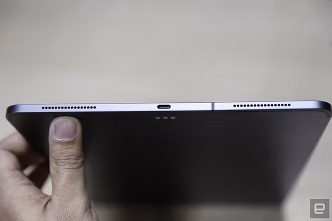 iPad Pro mới cũng đánh dấu sự chia tay giắc cắm tai nghe 3,5mm và chuyển sang sử dụng cổng USD-C, loại bỏ cổng Lightning cũ, có thể dùng như cổng sạc dự phòng 2 chiều.