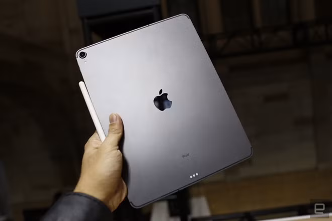 Mặt lưng sang trọng của iPad Pro 2018.