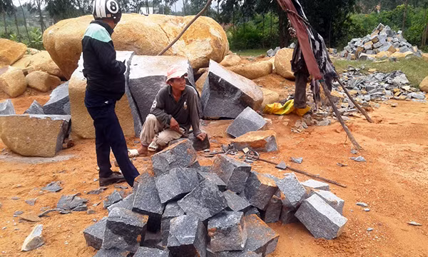 Dù giấy phép đã hết hạn từ lâu, song khu vực mỏ đá của Công ty CP Đại Tín hoạt động khai thác đá vẫn diễn ra.