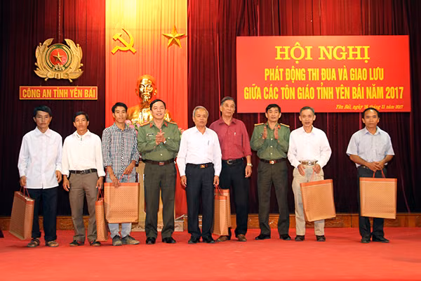 Ban Giám đốc Công an tỉnh Yên Bái tặng quà cho các cho các vị chức sắc, chức việc có uy tín trên địa bàn tỉnh Ban Giám đốc Công an tỉnh Yên Bái tặng quà cho các cho các vị chức sắc, chức việc có uy tín trên địa bàn tỉnh