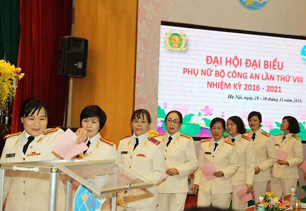 Các đại biểu bỏ phiếu bầu BCH Hội phụ nữ Bộ Công an khóa VIII