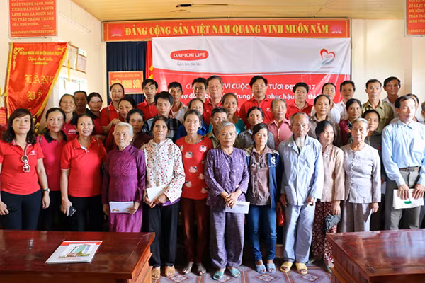 Đại diện Công ty Dai-ichi trao quà hỗ trợ chị em phụ nữ bị thiệt hại nặng nề do bão số 10 vừa qua ở xã Quảng Sơn, Quảng Bình.