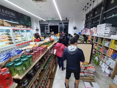 Siêu thị tại tòa nhà T18, Times city rất đông người mua hàng ngay trong đêm 6 - 3.