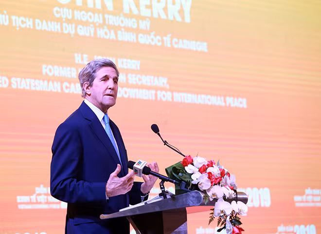 Ông John Kerry, cựu Ngoại trưởng Hoa kỳ, Chủ tịch danh dự Quỹ Carnegie vì Hoà bình Quốc tế phát biểu tham luận