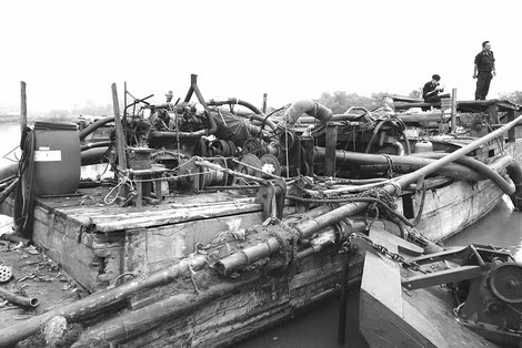 Thuyền hút cát được trang bị hệ thống vòi “bạch tuộc” và máy bơm công suất lớn. Thuyền hút cát được trang bị hệ thống vòi “bạch tuộc” và máy bơm công suất lớn.
