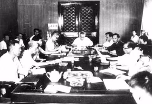 Bộ trưởng Trần Quốc Hoàn chủ trì cuộc họp bàn công tác bảo vệ Tổng tuyển cử bầu Quốc hội nước Việt Nam thống nhất, ngày 17-4-1976. Bộ trưởng Trần Quốc Hoàn chủ trì cuộc họp bàn công tác bảo vệ Tổng tuyển cử bầu Quốc hội nước Việt Nam thống nhất, ngày 17-4-1976.