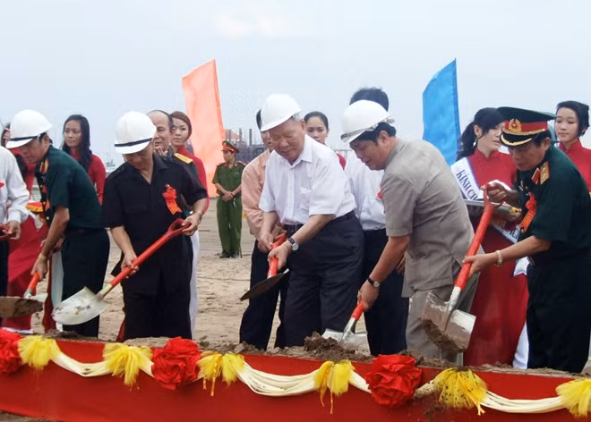 Đại tướng Lê Đức Anh động thổ xây dựng di tích Chiến thắng Chương Thiện, nhân dịp kỷ niệm 35 năm Ngày giải phóng miền Nam thống nhất đất nước (30-4-1975 - 30-4-2010).