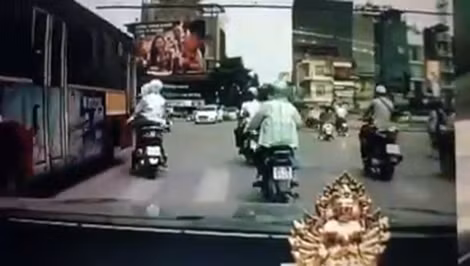 Pha lấn làn kinh hoàng của xe buýt. Pha lấn làn kinh hoàng của xe buýt.