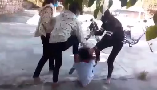 Học sinh đánh bạn rồi quay clip đăng Facebook