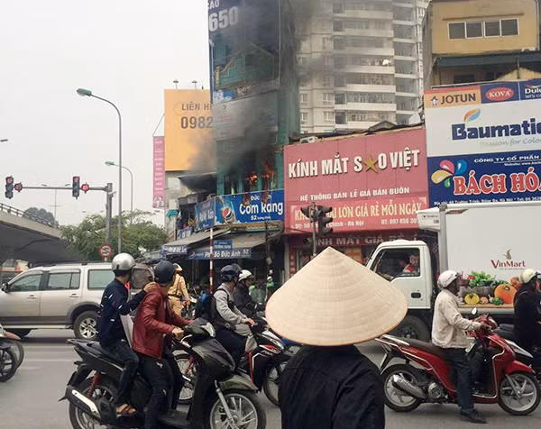 Hiện trường vụ cháy quán phở. Ảnh: Mim/Beat.